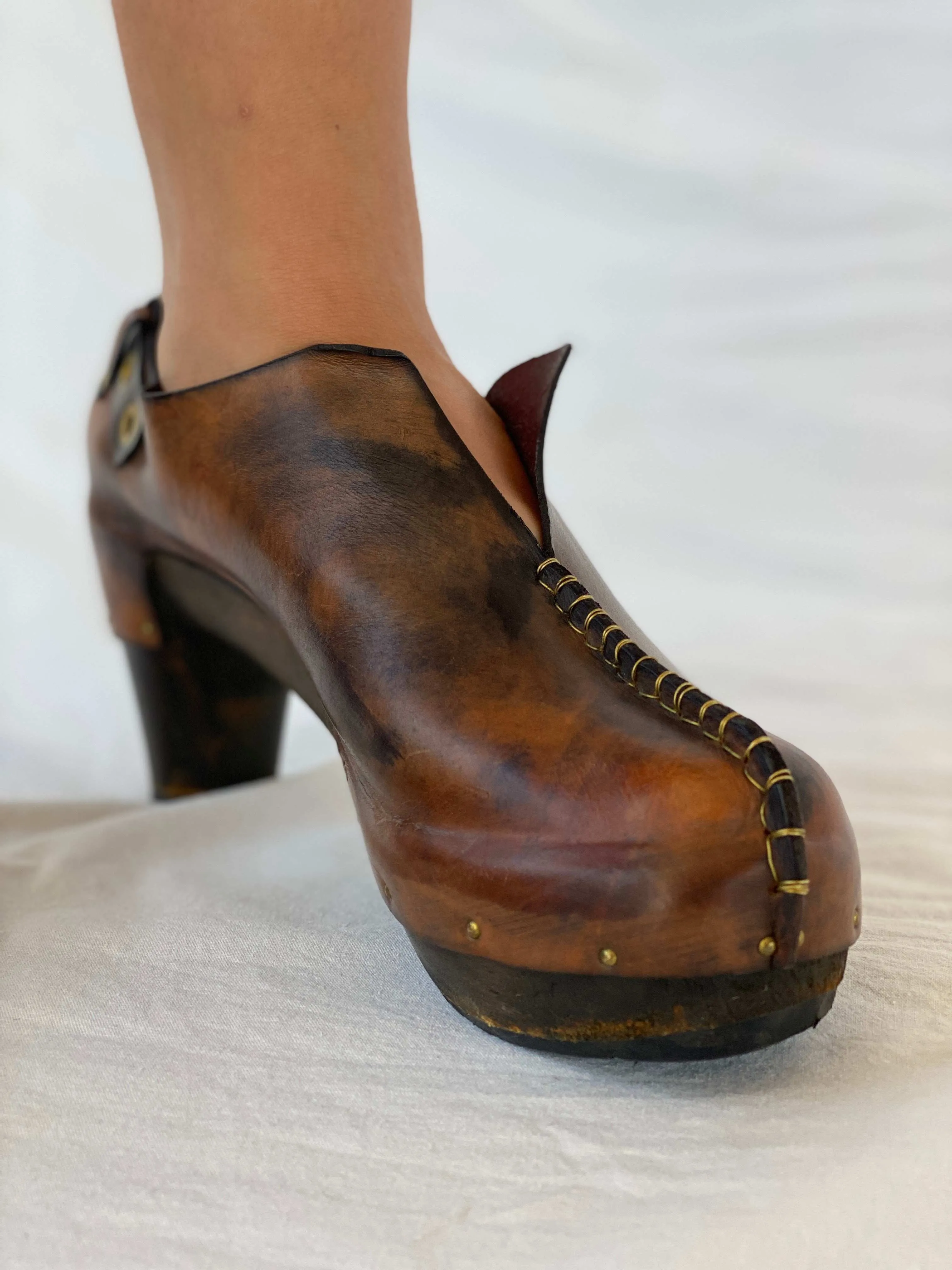 Statement Vintage Muňoz Vrandecic Mapuche Wood Platform Brown Leather Clogs